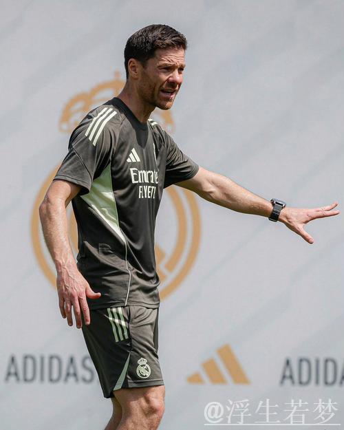 阿隆索现身皇家马德里训练场 阿隆索现身皇家马德里训练场