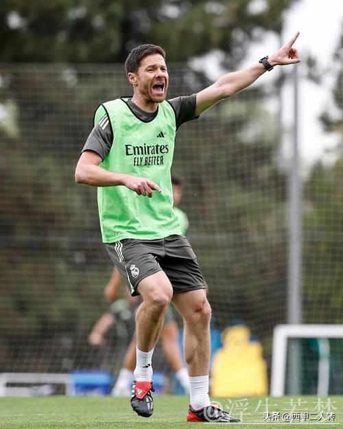 阿隆索现身皇家马德里训练场 阿隆索现身皇家马德里训练场